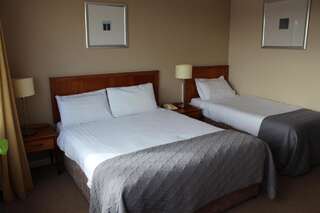 Отель Alcock & Brown Hotel Клифден Двухместный номер с 1 кроватью или 2 отдельными кроватями-1